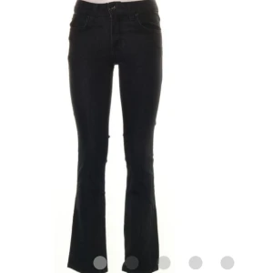  - Svarta bootcut jeans från ginatricot i modellen perfect jeans. Storlek 27/32 passar XS-S. Bra skick förutom att det har lossnat färg på metallknappen. Frakt kostar 55 kr om man vill få dom fraktade 🌟