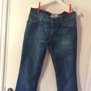  - Jeans med ganska raka ben. Knappast använda. Köpare står för frakt :)