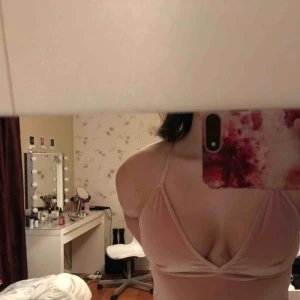  - Oanvänd croptop från H&M. Ljusrosa med sammetsliknande material. Storlek L så passar de med fylligare byst, men fungerar lika bra om man är en storlek S/M. Köparen står för frakt. :)