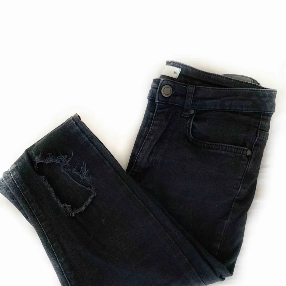 Superfint skick! Jeans från Gina tricot med slitningar på knäna. 80kr+ frakt 😊 passar en storlek S. Jeans & Byxor.