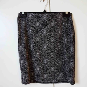  - Glittrig mönstrad kjol i svart och silver från H&M. Aldrig använd, endast provad & tvättad. Kommer tyvärr aldrig till användning, så hoppas att den kan hitta ett nytt hem. 📬 Frakt ingår 