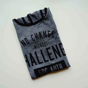  - Gråmelerat träningslinne med svarta kanter och brottarrygg från Soc. Text ”No change without challenge” 💪🏼 Använt ett fåtal gånger. 📬Frakt ingår i priset!