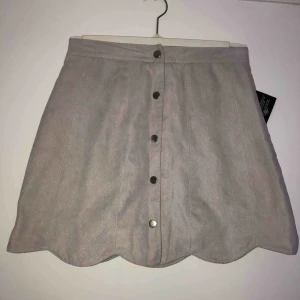  - Oanvänd kjol från NLY Trend i storlek 36. Lappen sitter fortfarande kvar. Rätt smal i midjan vilket är varför jag inte har använt den annars är den jättefin!  Frakt ingår 🌸