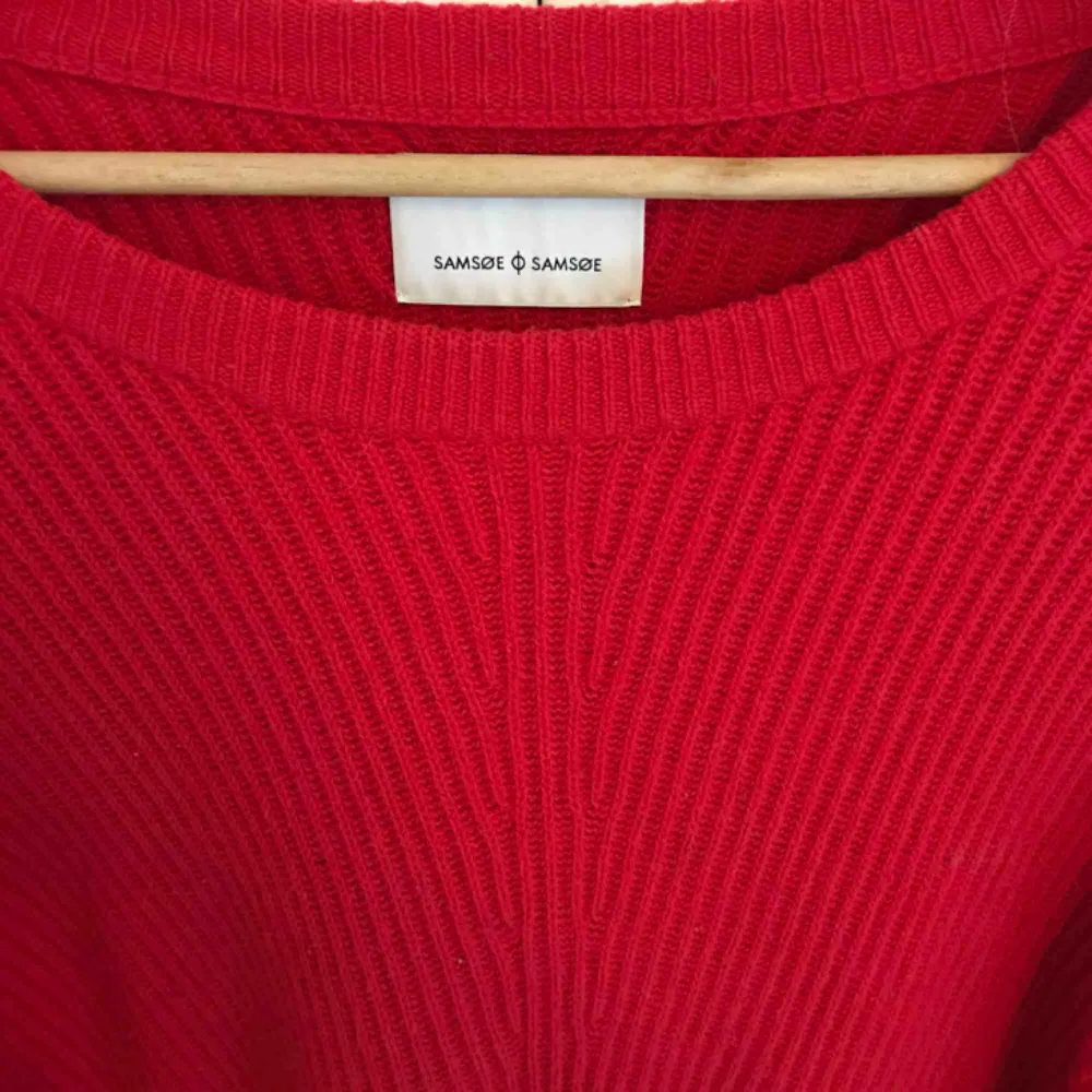Snygg röd tröja från samsøe. Material: 55% Merino wool 20% Cotton 25% Nylon Modell: zera o-neck Storlek: L men jag har vanligtvis M och tycker om när den är lite oversize.. Tröjor & Koftor.