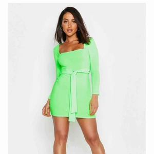 - Neon klänning HELT NY, för liten för mig.  Färgen är exakt som på modellen min kamera gav inte klänningen en bra spegling. Super fin & perfekt till sommar! 