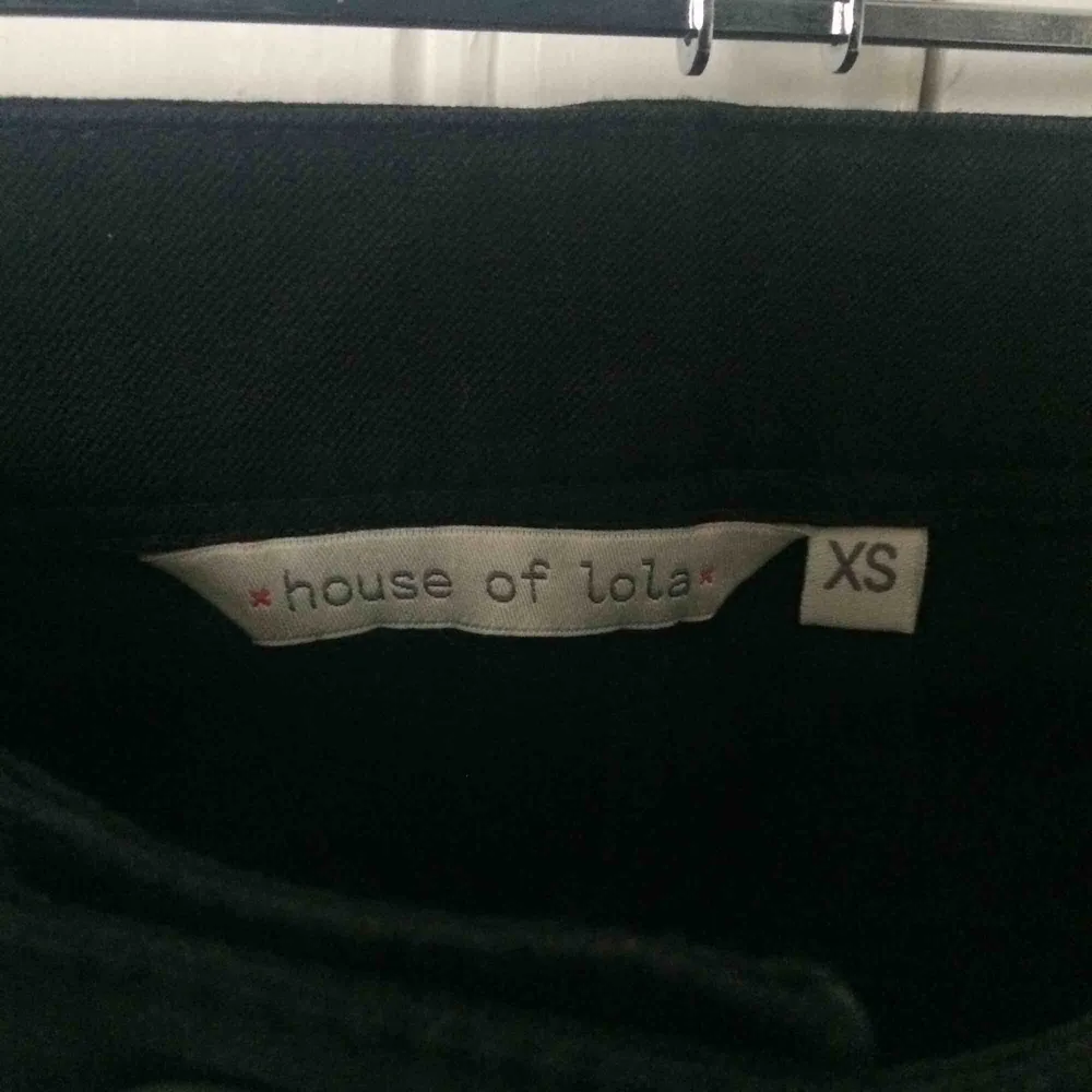 Svarta jeans från house of lola, storlek XS men passar även s då de är väldigt stretchiga. Helt oanvända💞 Köparen står för frakten. Jeans & Byxor.