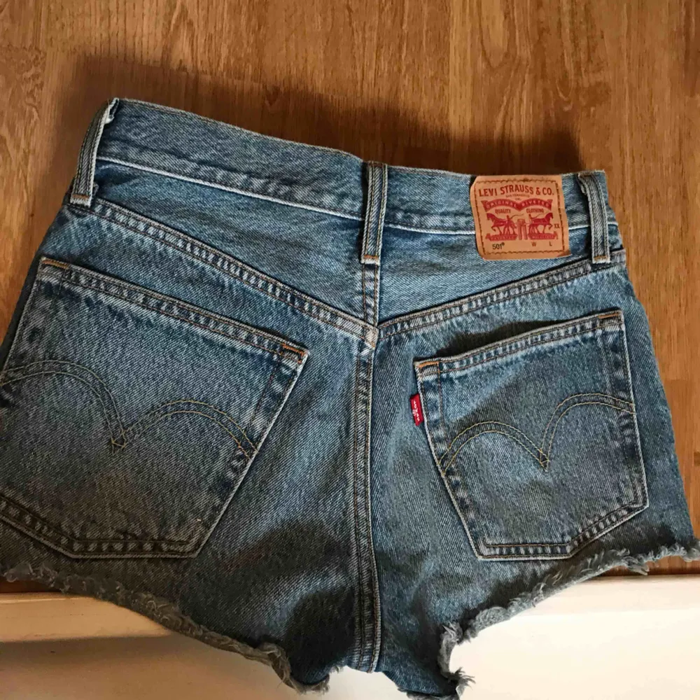 Säljer mina jeansshorts ifrån Levi’s i storlek 36 Använda en sommar Mycket bra skick! Köpta för 650kr. Shorts.