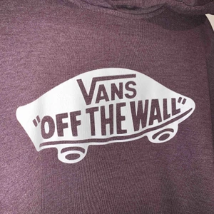  - Ljuslila Vans hoodie i så gott som nytt skick! Hyfsad stor passform för att vara M, passar mer som L eller ev. XL