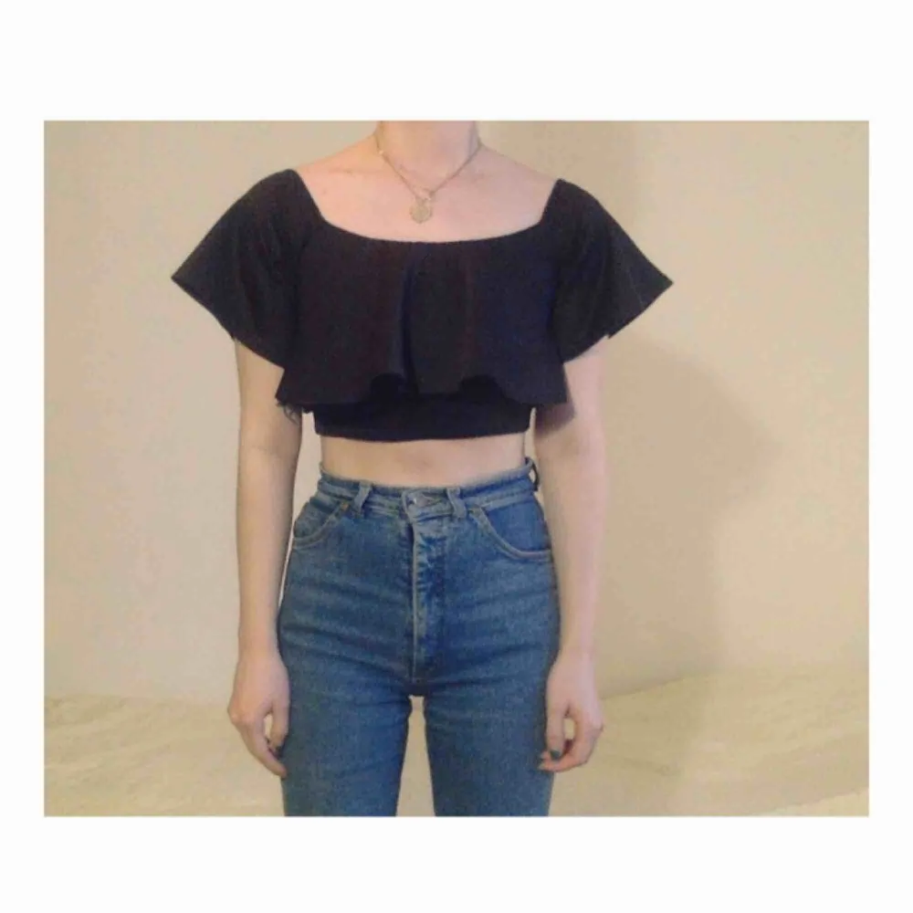 ✨🖤 CROP TOP 🖤✨95% Polyester + 5% Elastan Stl: märkt 34, funkar på XS-S elastiskt tyg. Längd ca ca 20cm, ärmlängd 17cm. Köparen betalar frakten!. Toppar.