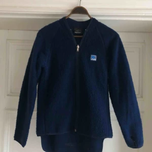  - Pälsfibertröja från Helly Hansen i trevligt använt skick . Kan hämtas i Uppsala eller slickas mot fraktkostnad. Spårbart 63 sek 