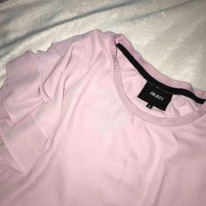  - Jättefin top som passar till festliga tillfällen, själv hade jag den till skolfoto! Jätteskönt material oxå!  Köparen står för frakt💫