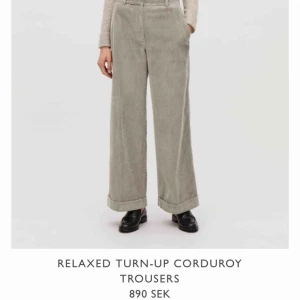  - Oanvända manchesterbyxor från COS. Ljusgrå, vida i benen, högmidjade och sitter supersnyggt! Nypris 900 och är somsagt inte använda!!! 