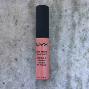  - NYX soft matte lip cream i färgen Stockholm. Kommer inte till användning så säljer. Färgen är mest rättvis på första bilden och mellersta bilden är från Google. Använt 2 gånger. Nypris 80. Kan mötas upp i Stockholm eller skicka mot fraktkostnad (9:-)