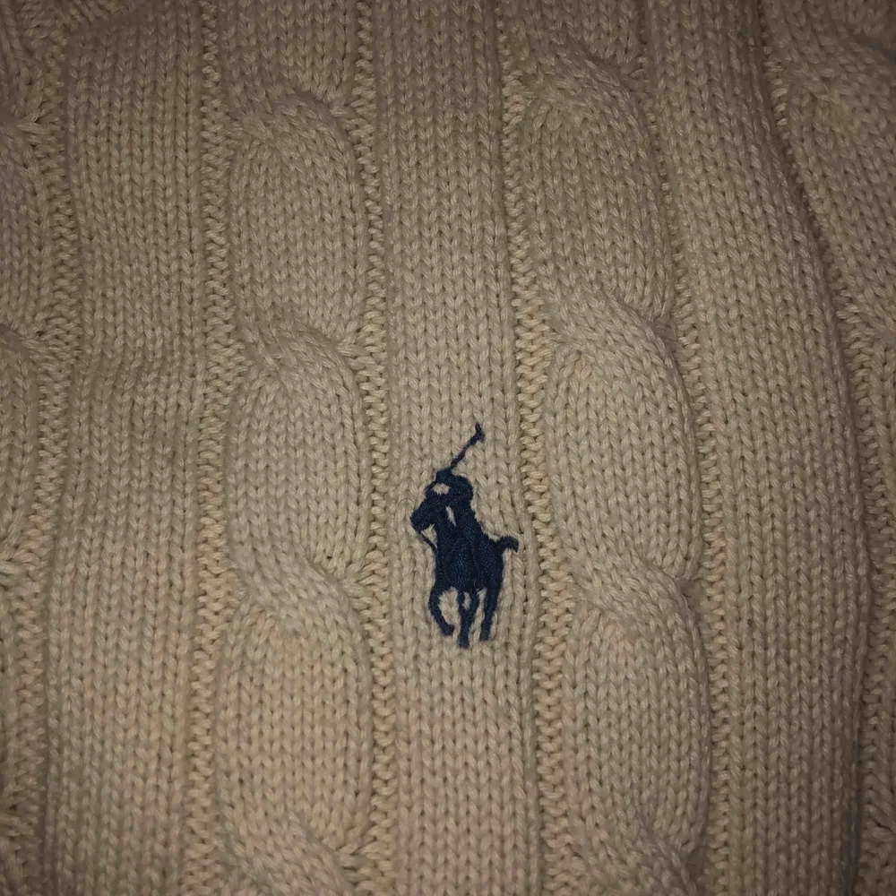 En beige/vanilj vit kabelstickad från Ralph Lauren!  Nypris: 1200kr Strl: XS  . Stickat.