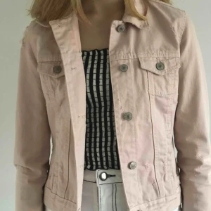  - Så snygg rosa jeansjacka som är sliten. Ej använd. Storlek S