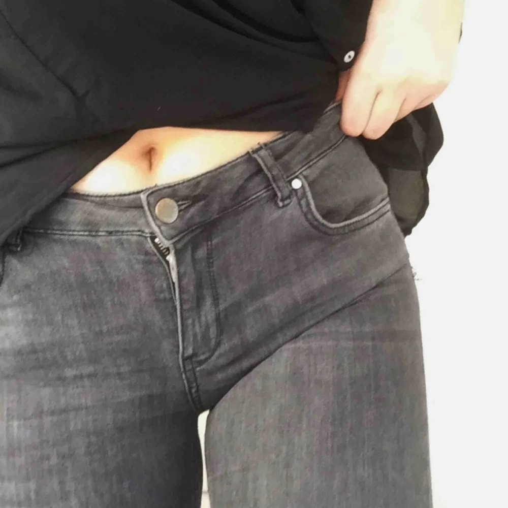 Supersnygga grå stuprörsjeans, i stretchigt material! De är mellan-skurna och slutar under naveln på mig. Superbekväma snyggrumpejeans🍑. Jeans & Byxor.