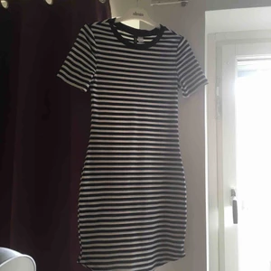  - Sjukt fin randig bodycon-klänning från H&M’s divided. Sitter väldigt fint på och otroligt skönt material, men den är dock ganska liten i storleken så skulle snarare kalla detta en 38 än en 40. Köpare står för frakt