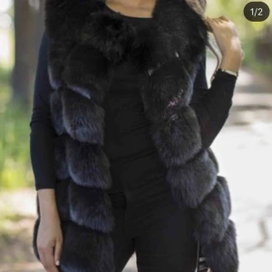  - Jag säljer min superfina, favorit, svarta pälsväst som jag har köpt för 1200 kr. Mitt egna pris är 800 kr då den är använd endast 2 gånger. Som ny och fräsch i kvalitén! Ni kan även komma med egna prisförslag, kan sänka vid en snabbaffär. 