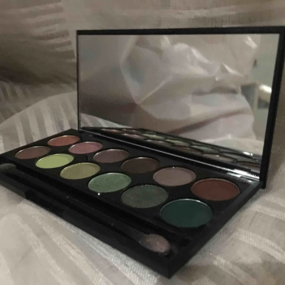 Sleek palette för 30kr , försöker att bli av med allt hemma och vill inte slänga. Den är använd ett par enstaka gånger!!! Finns i göteborg.. Övrigt.