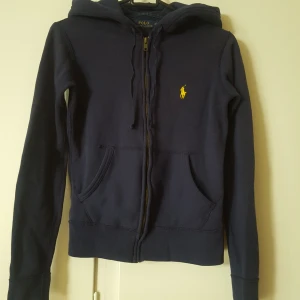  - Blå Ralph Lauren hoodie, nästintill oanvänd.  Betalning via swish.  Köparen står för frakt. 