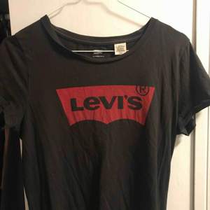 Mörkgrå Levi’s T-shirt, storlek S men passar som en Medium också. 100kr, plus frakt.