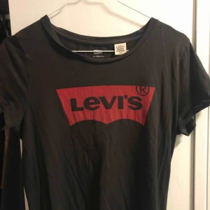  - Mörkgrå Levi’s T-shirt, storlek S men passar som en Medium också. 100kr, plus frakt.