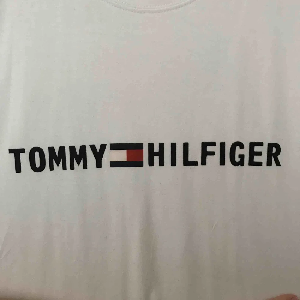 Tommy Hilfiger. ALDRIG ANVÄND. Tror den är fake. Vid frågor eller fler bilder skriv till mig😊. T-shirts.