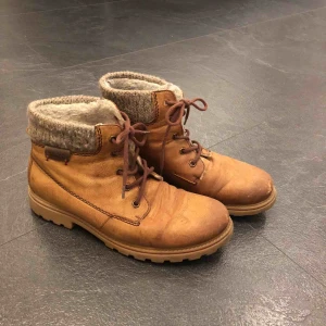  - Ett par bruna kängor i skin-imitation. Flitigt använda och lite slitna i fordringen och vid tårna som man ser på bilden, därav priset. Frakt tillkommer.