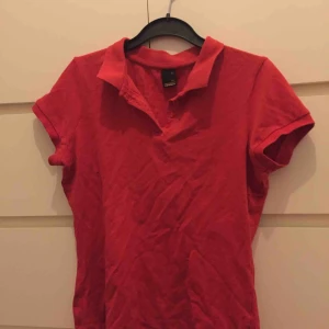  - T-shirt med polokrage. Perfekt skick, aldrig använd! 