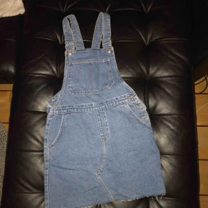  - Kort jeansklänning från Topshop i storlek 36, använd en gång. Som ny🥰