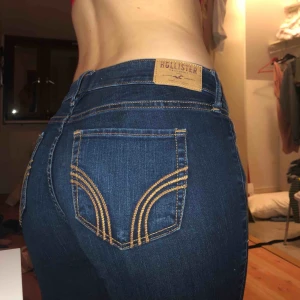 - Jeans från Hollister som är använda ca. 5 gånger.  Väldigt bra skick, fin passform och sköna dock för låga i midjan för att jag ska gilla dem. 