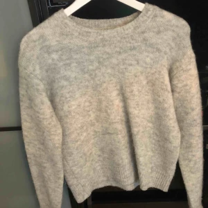  - Superduper fin samsoe samsoe tröja som passar perfekt nu under dom kalla vinterdagarna!❄️☃️ Frakten betalas av köparn! 🤗 Säljer för den nästan aldrig blivit använd!🙁 Ny pris 899:-!!!