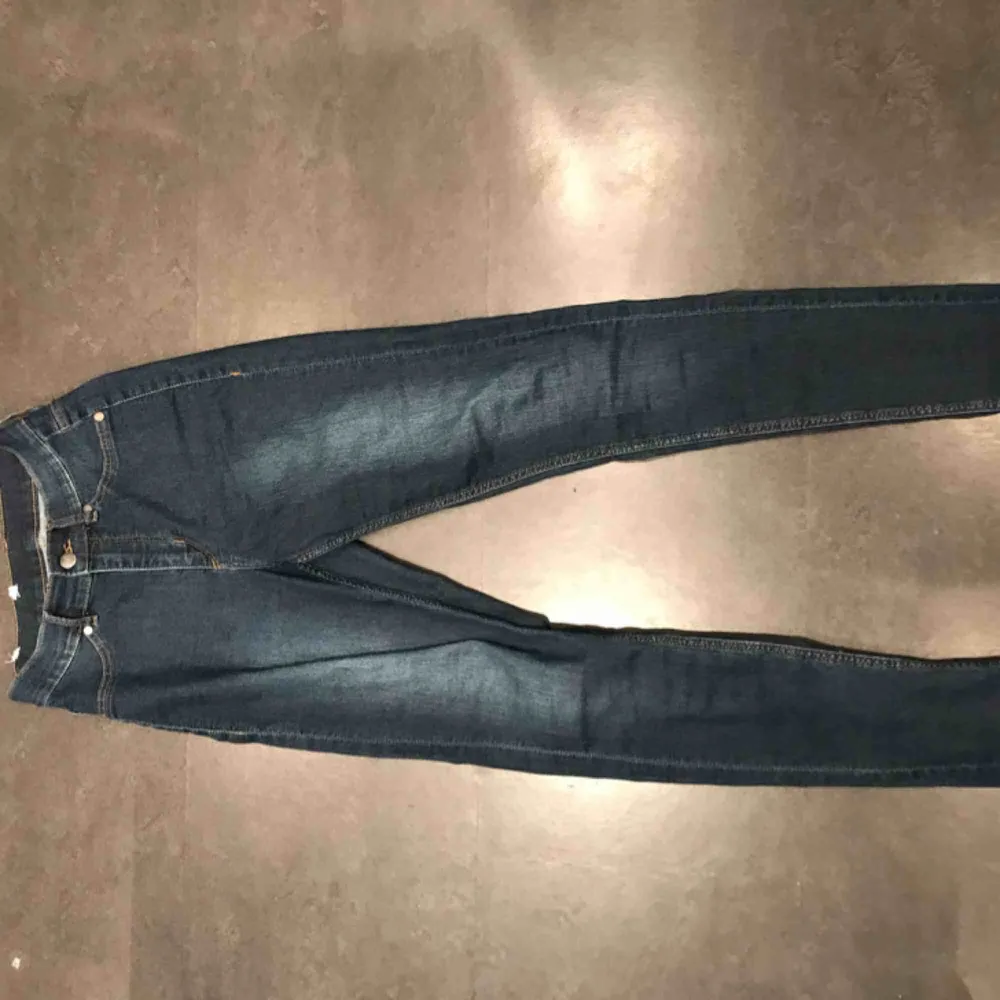 Högmidjade stretshiga jeans från märket cheapmonday i färgen mörkblå. Andvända några gånger men i bra skick. Jeans & Byxor.