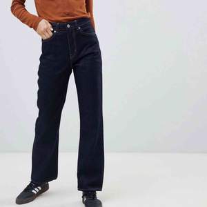 Oanvända mörkblå jeans från Weekday modell Voyage storlek 27/32. Nypris 700 kronor. Möts upp i Stockholm eller postar, köparen står för frakt. 