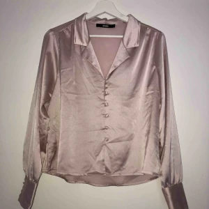  - Ljusrosa blus från Bikbok. Använd ett fåtal gånger och i väldigt bra skick  Köparen står för frakt 