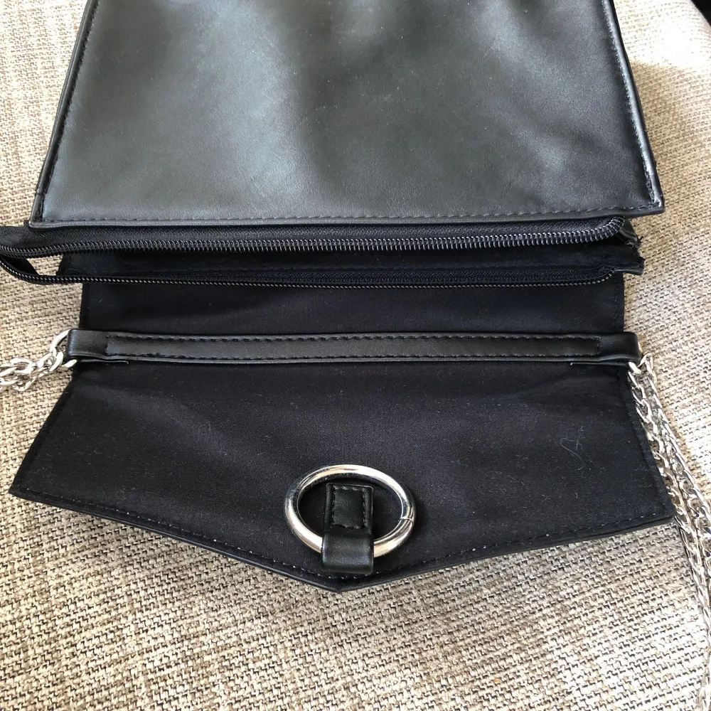 Snygg svart handväska från Gina Tricot, använd 1-2 gånger! Praktisk med ett stort fack och ett litet innerfack. . Väskor.