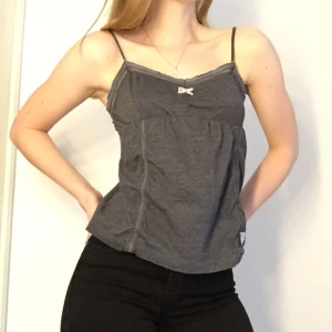  - Supersöt linne från Odd Molly! 💫 Kommer tyvärr inte till användning längre! 🍃 Enkelt och sååå fint till vardags, eller att klä upp! 🦋 Kan skickas, men då står köparen för frakt! 💌 Katt finns i hemmet! 🐈