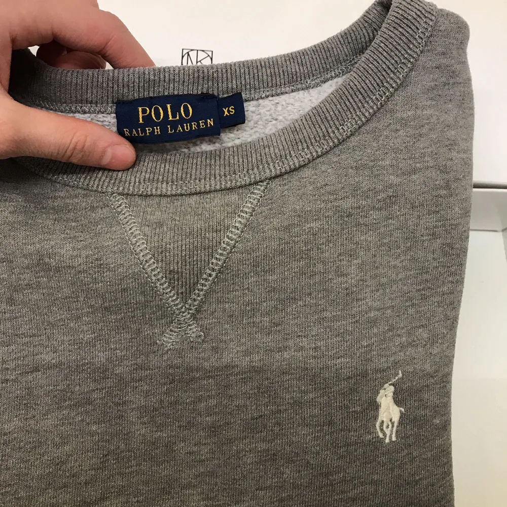 Säljer en grå mysig tröja från Ralph lauren! Köptes förra året på NK i Göteborg.   En tröja som passar i alla lägen och årstider.  Fynda nu för endast 350kr  . Hoodies.