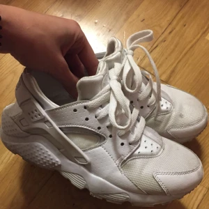  - Vita nike skor, storlek 38. Säljs för 300kr.