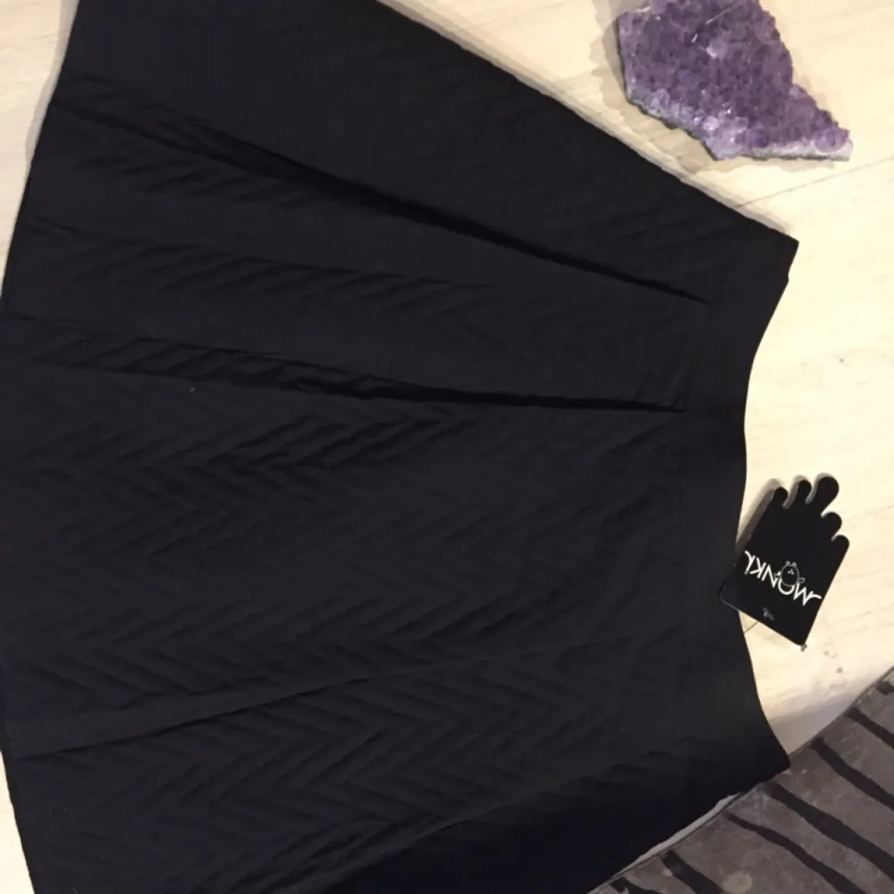 Monki brand new skirt, great with tights and boots or for the summer. Size 36, with tags. Good as a gift too! . Kjolar.