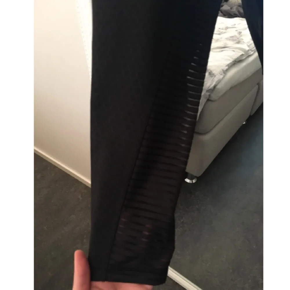 Adidas techfit compression tights som tyvärr är för stora för mig, endast testade✨ 300kr ink frakt ❗️tar bara swish❗️. Jeans & Byxor.