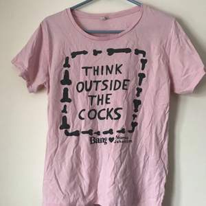 T-shirt med feministiskt tryck från Bang, den feministiska tidsskriften. Strl L men jag har S och den sitter bra på mig, så det beror på hur tight man vill ha den. Frakt 35kr 💎