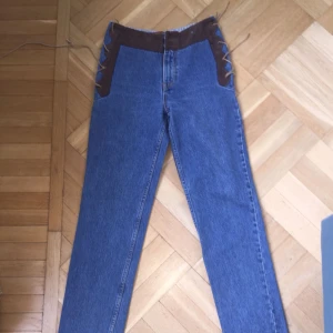  - ”Western” jeans köpta på Beyond Retro, säljer pga för små i midjan (jag har 27 i midjan). Kan fraktas