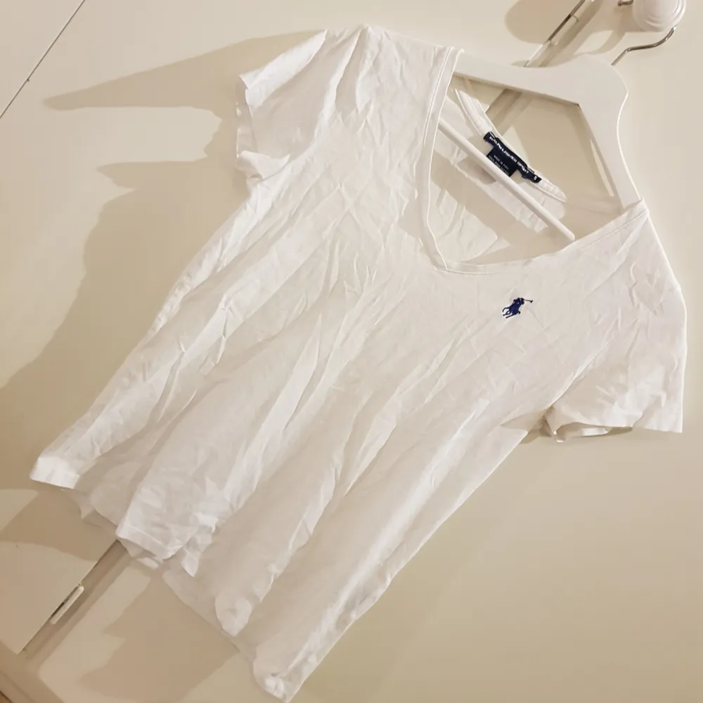 V-ringad tisha använd 1 gång. Nypris 399 🌹 + frakt . T-shirts.