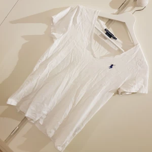  - V-ringad tisha använd 1 gång. Nypris 399 🌹 + frakt 