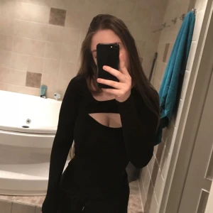  - Svart långärmad tröja från ”77th Flea” men köpt från Bubbleroom. Använd 1 gång Frakt får du stå för själv. 