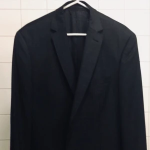  - Färg: Phantom Grå Storlek: 48 Original pris KAVAJ: 2495kr, VÄST: 995kr BYXA: 995kr.