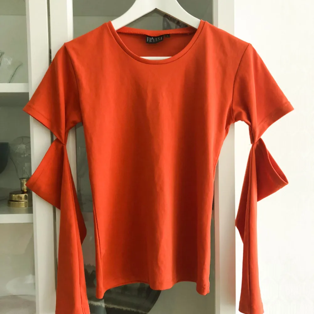 Cool mörkt orange tröja i 100% polyester . Toppar.