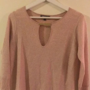  - Jättefin tröja i storlek small, använd nån enstaka gång. Nyskick! Kan mötas upp i Sundsvall eller skickas