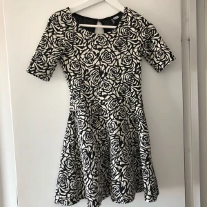  - Blommig svartvit kläning från H&M, använd en gång. Frakten är inkluderad i priset.